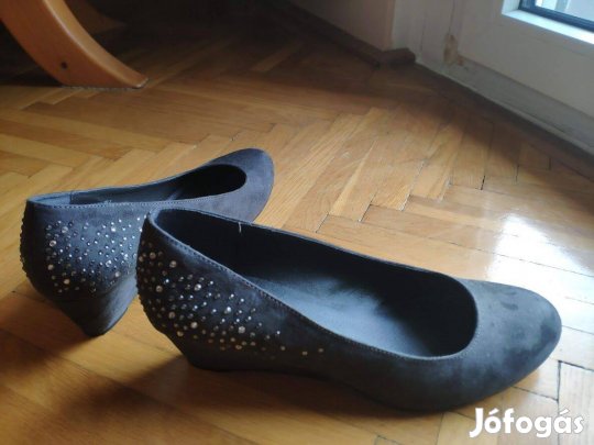 Sötétszürke telitalpú velur női cipő kőberakással (41-es)