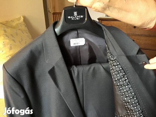 Sötétszürke új öltöny. Derékbőség :100 cm. Tavaszi viselet