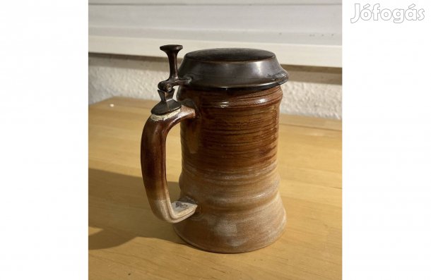 Sövegjártó Mária kerámia korsó réz fedéllel. Jelzett