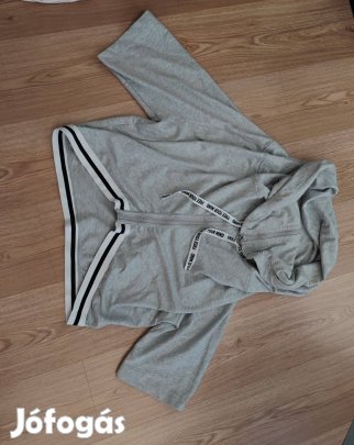 Sportos női pulcsika cimke M -XL-re ajánlom!