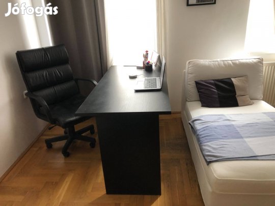 Stabil, kényelmes íróasztal