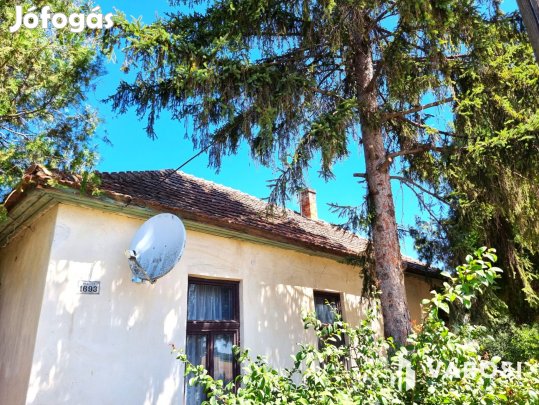 Stabil szerkezetű tégla ház a búzatáblák mellett