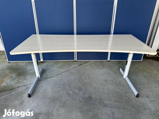 Steelcase homorú íróasztal, juhar színű,180x180cm - állítható magasság
