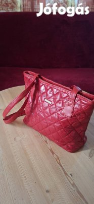 Stefano piros lakk hatású tűzött női válltáska -