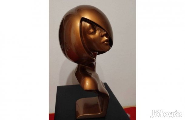 Stilizált női mellszobor