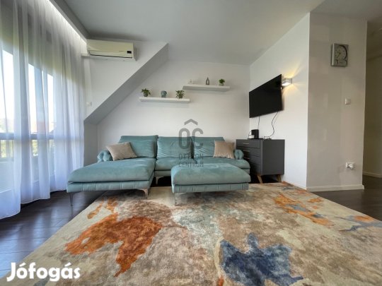 Stílusos, belső kétszintes lakás vadonatúj bútorokkal hosszú távra kia