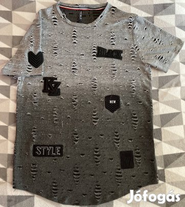 Stílusos direkt szaggatott XL-es egyedi ffi póló sok felvarrókkal 