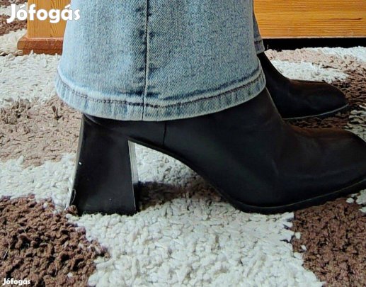 Stradivarius női 39es bokacsizma