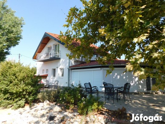 Strandközeli, felújított apartmanház Gyenesdiáson