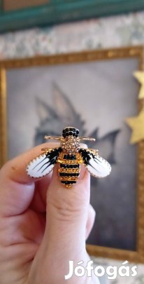 Strasszos méhecske bross