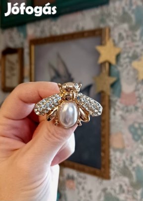 Strasszos méhecske bross