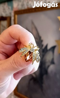 Strasszos méhecske bross