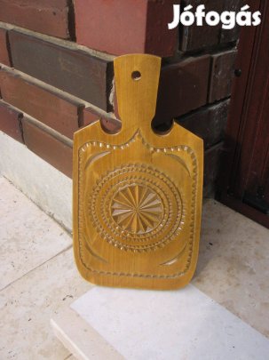 Sulykoló, faragott népművészet, lakkozott fa dísztárgy