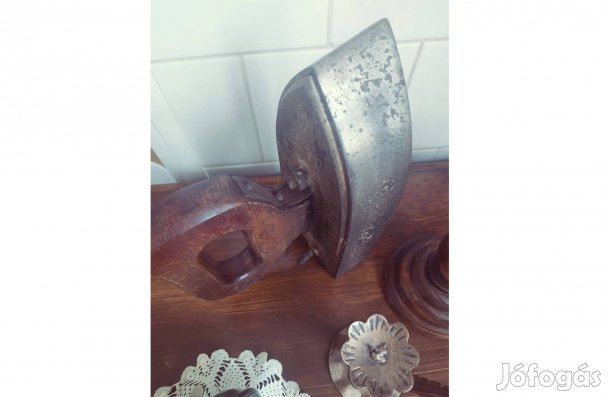 Súlyos antik vasaló, fa fogantyúval - régiség