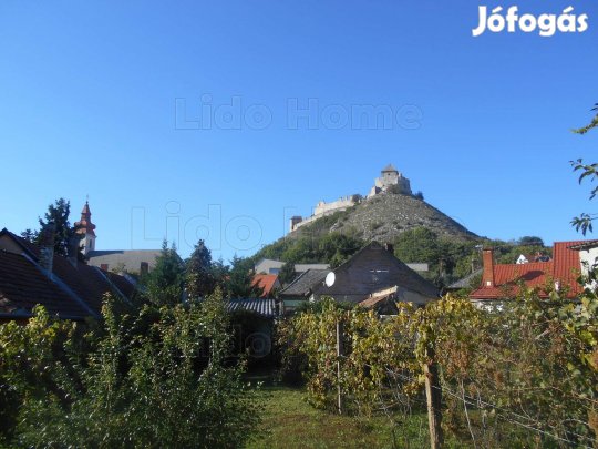 Sümeg központjában, nyugodt élet birtokában ...