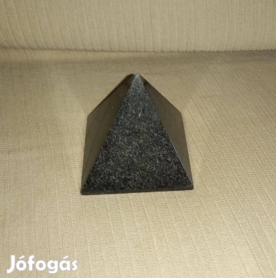 Sungit piramis 8 x 8 cm
