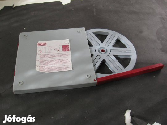 Super 8 mm-es film orsó tokjában