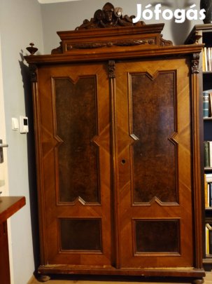 Sürgősen eladó 19. századi antik ruhásszekrény