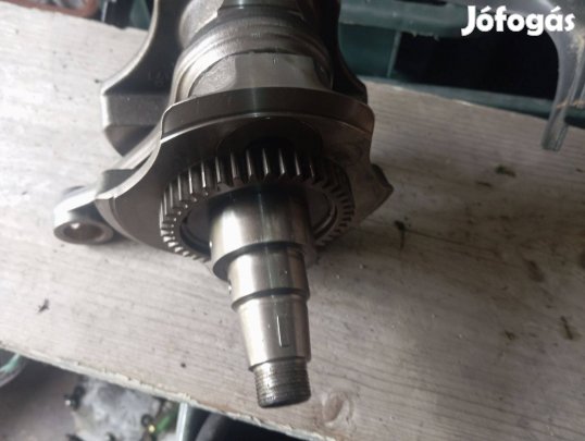 Suzuki DR 750 alkatrész , főtengely