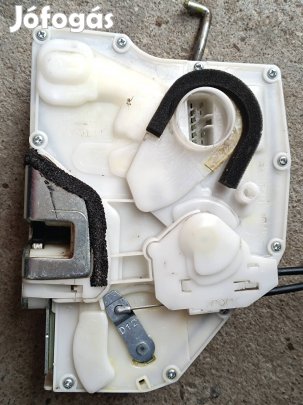 Suzuki Swift 2005 gyári 5 ajtós bal első oldali motorhibás ajtózár. 