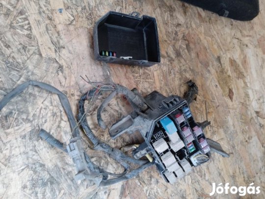 Suzuki Swift III (2004-2010) 1.5 16V Benzines  Biztosíték Tábla