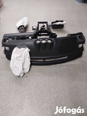 Suzuki Vitara 2018 műszerfal (láb-vezető és utas oldali légzsák kinyíl