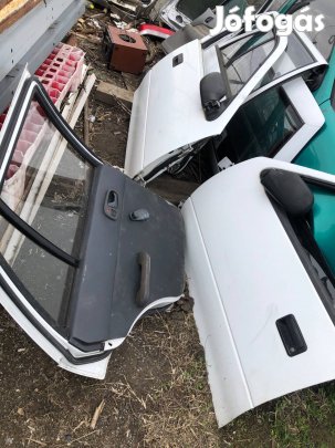 Suzuki ajto és egy egész kocsi papíros