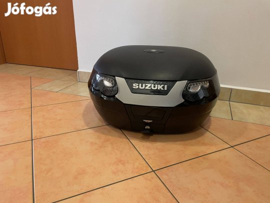 Suzuki gyári 55literes (Givi gyártmány) hátsó doboz