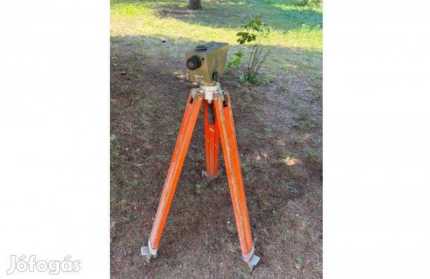 Svájci szintező műszer állvánnyal, mérőeszköz