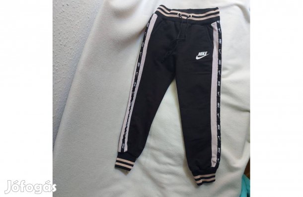 Szabadidő nadrág kislánynak, 110-es méretű Nike márkájú