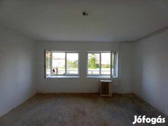 Szabadszentkirályon a Hársfa utcában családi ház eladó!