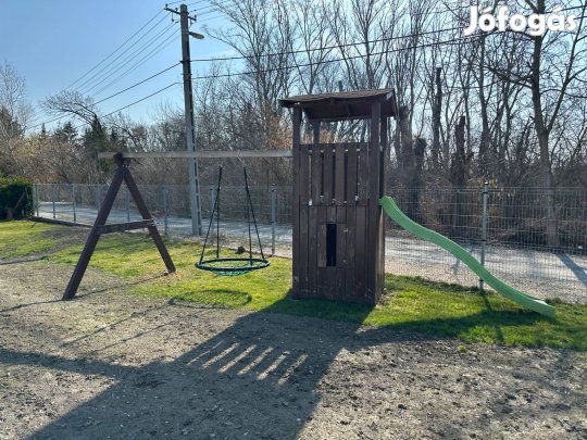Szabadtéri, kerti fa játszóház, csúszdával, fészek hintával eladó