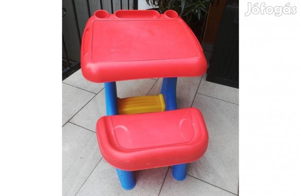 Szabadtéri műanyag ülőkés, lábtartós gyerek asztalka-pad