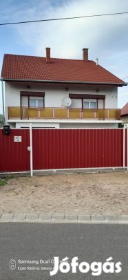 Szabolcs-Szatmár-Bereg Vármegyében (Nyírbátorban) csládi ház eladó