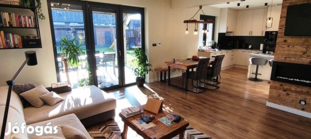 Szada, Fenyvesligeti út, 120 m2-es, ikerház, 4+1 szobás, kiváló