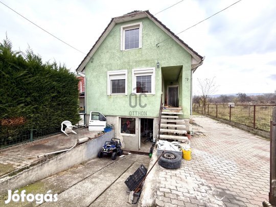 Szada csendes, mégis központi részén  óriási, 2887 m-es telken álló,