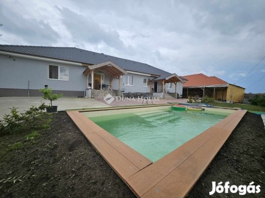 Szadai 220 nm-es ház eladó