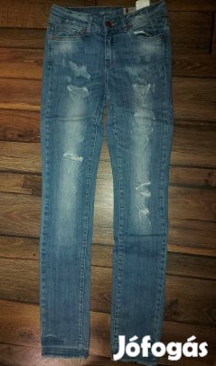 Szaggatott farmer, világoskék színű