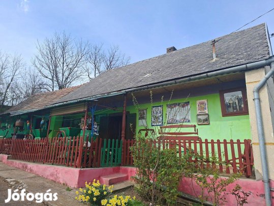 Szakcson, csendes utcában családi ház garázzsal eladó