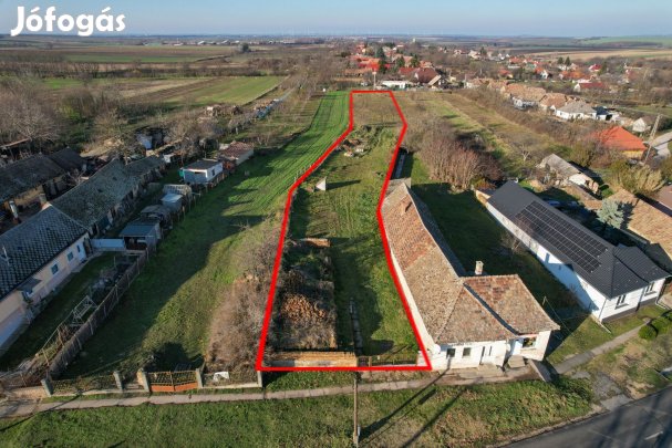 Szákszend központi, mégis csendes részén, eladó egy 2224 m-es, belter