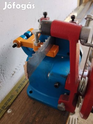 Szalagfűrészlap hajtogató fogterpesztő szalagfűrész