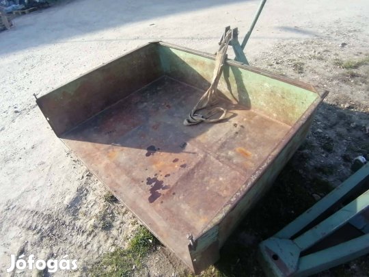 Szállítóláda traktor hudraulikára függeszthető
