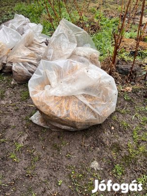 Szalmás nyúltrágya