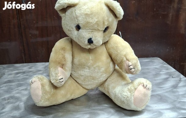 Szalmával kitömött mackó és kaucsuk indiánok.