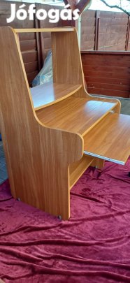 Számitógép asztal székkel.