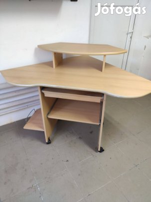 Számitógép sarokasztal