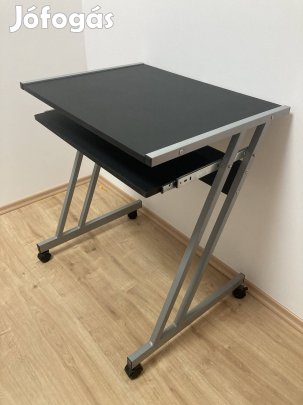 Számítógépasztal billentyűtartóval