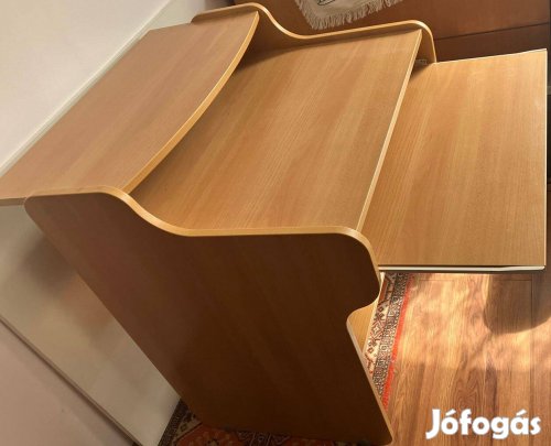 Számítógépasztal bútorlapból