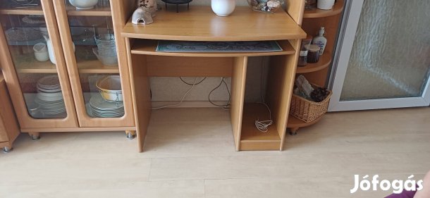 Számítógépasztal kihúzható klaviatúra tartóval