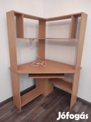 Számítógépasztal sarokba